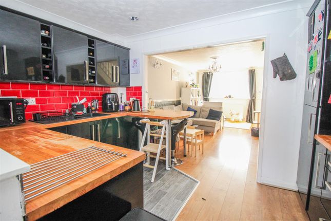 4, Savoy Wood, Harlow photo 2