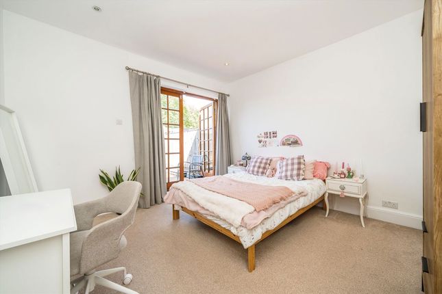 6, Cambridge Road North, London photo 4