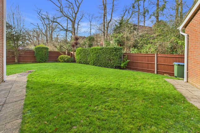 12, Grovebury, Locks Heath, Southampton photo 2