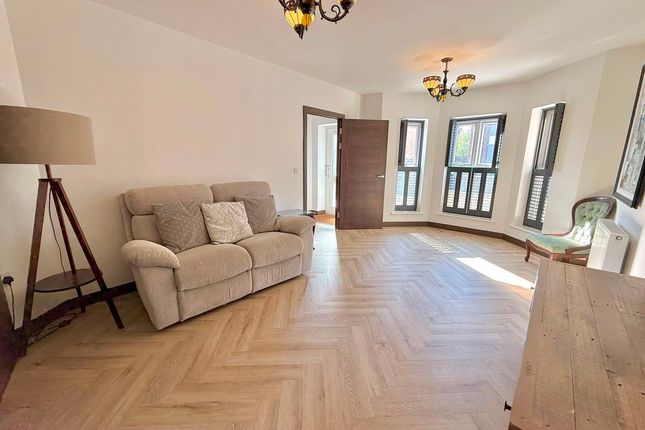 8, Frances Drive, Dunstable photo 3