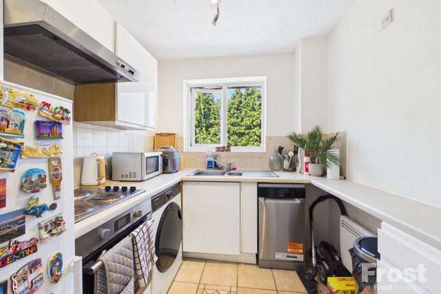132, Littlebrook Avenue, Slough photo 2