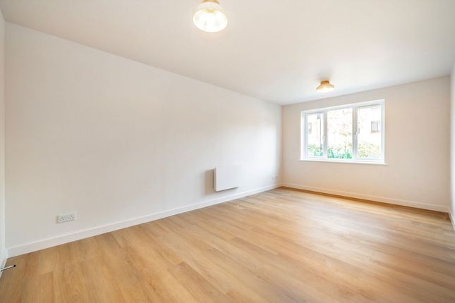12, Riverside Close, London photo 4