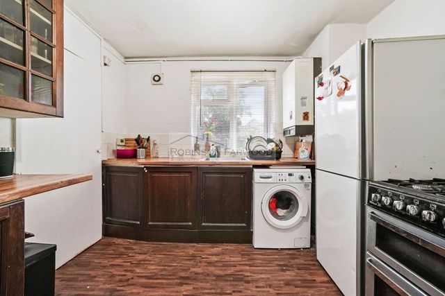 Thumbnail Flat to rent in Queens Walk, London