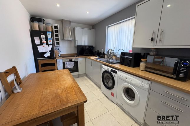 6, Triplestone  Close, Milford Haven photo 2