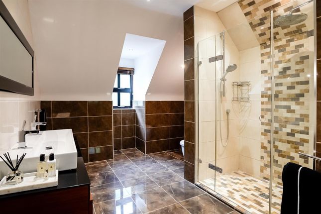 Master En-Suite Bathroom