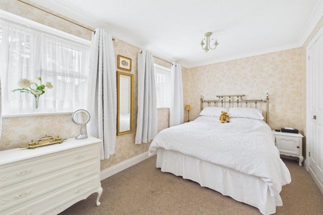 4, Blossom Close, South Croydon photo 4