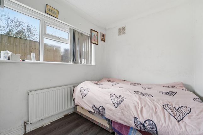 77, Cornwall Avenue, Slough photo 4