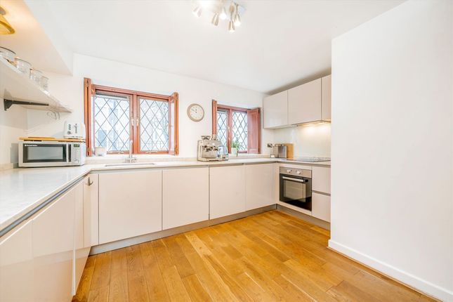 Flat 2, Simon Court, London photo 4