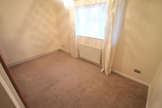 16, LUTON photo 4
