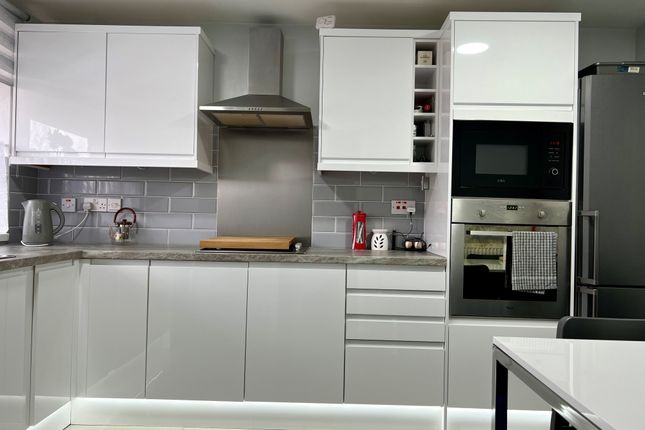 Room to rent in Malmesbury Road, London