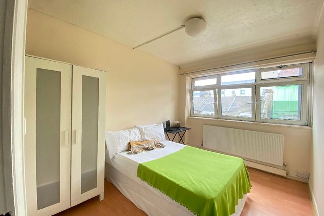 Room to rent in Room 3, Gilbertson House, Mellish Street