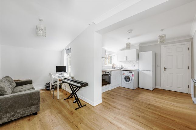 Thumbnail Flat to rent in The Vale, London