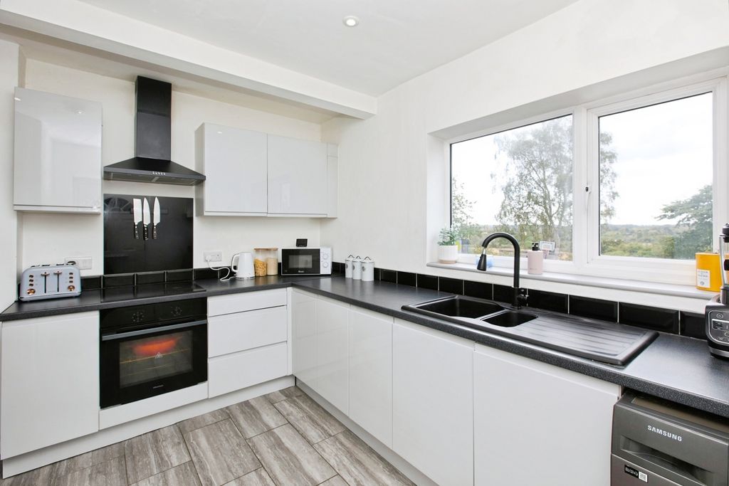 Property photo 3 of 17 Kitchen