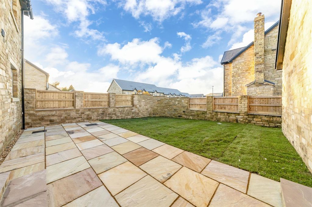 Property photo 2 of 34 Rear Garden