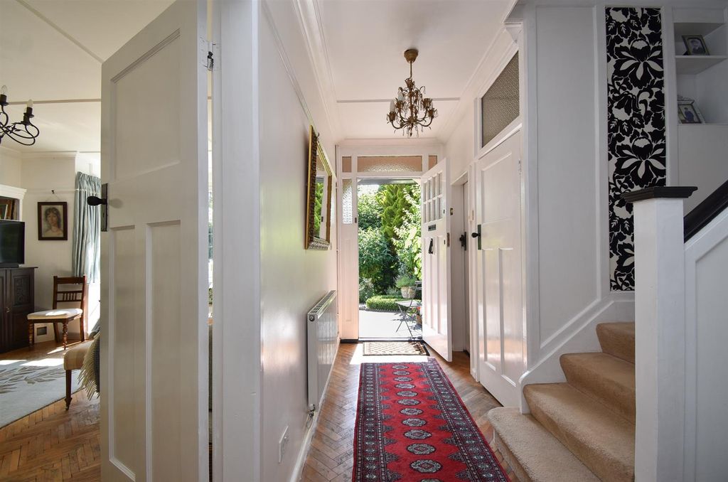 Property photo 3 of 27 Entrance Hall