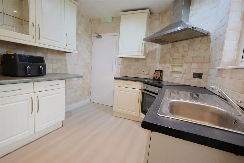 Property photo 3 of 12 Kitchen