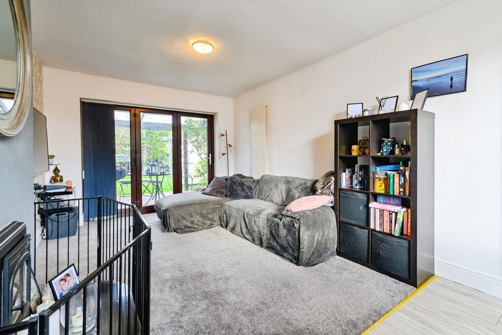 Property photo 3 of 19 Lounge