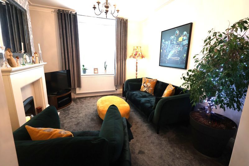 Property photo 3 of 16 Lounge