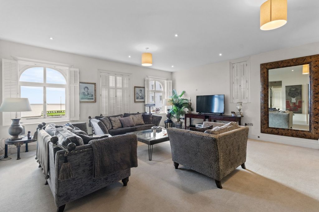 Property photo 2 of 39