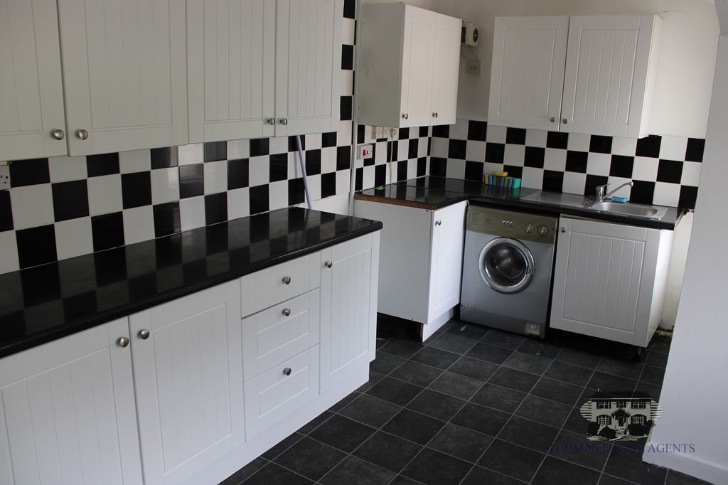 Property photo 3 of 5 Kitchen