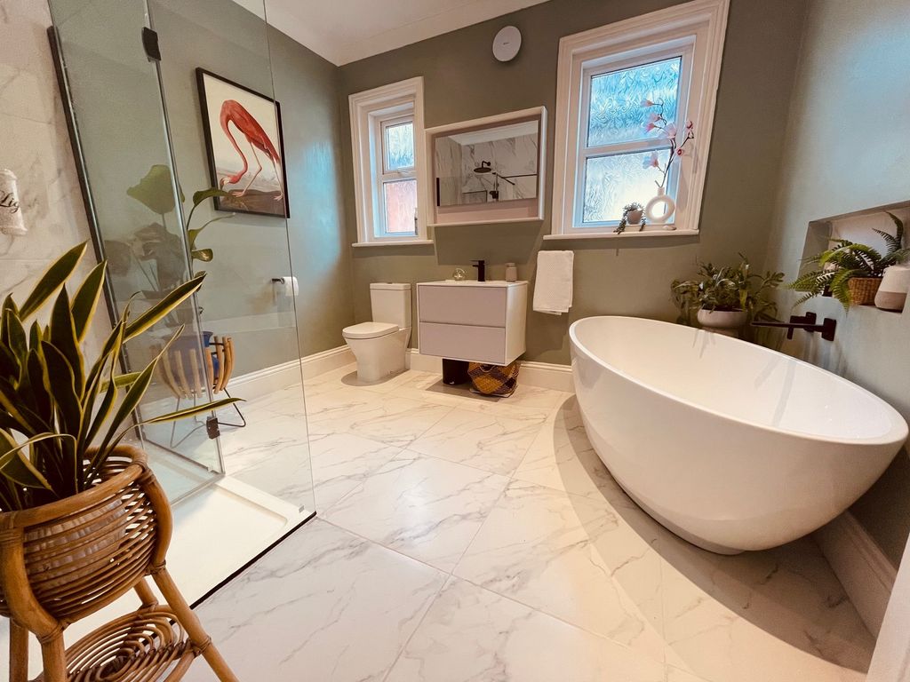 Property photo 2 of 18 Bathroom