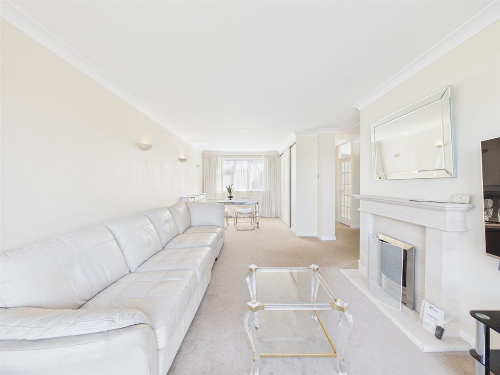 Property photo 2 of 18 Lounge