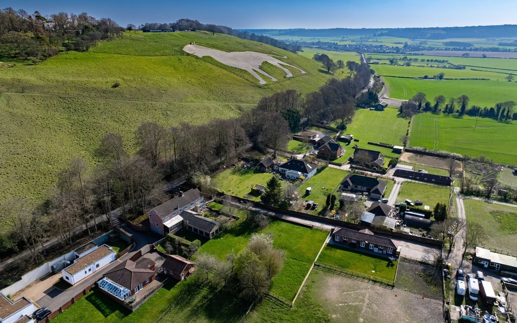 Property photo 1 of 61 Chalk Lion Drone