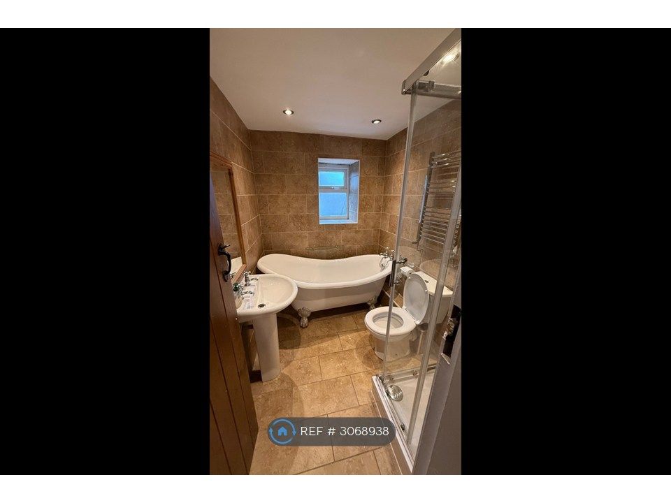 Property photo 1 of 15 Beautiful Upstairs Bathroom