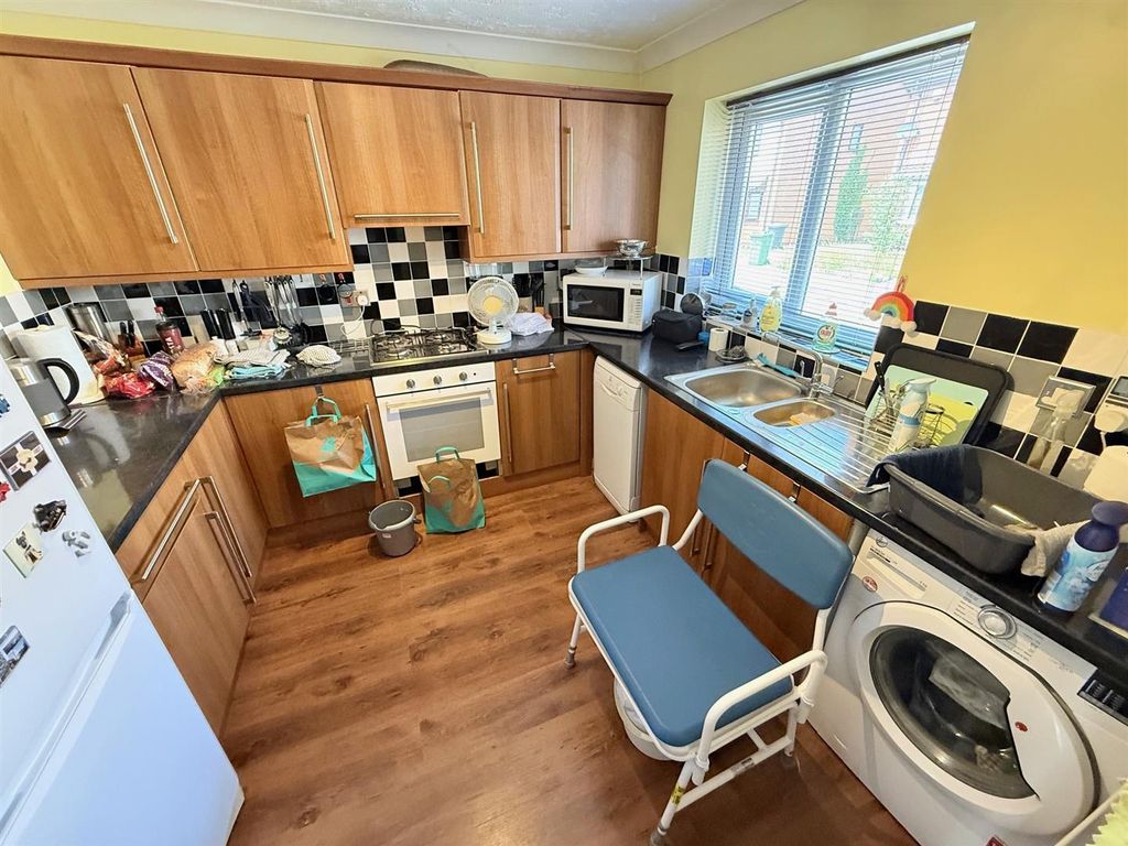 Property photo 3 of 11 Kitchen