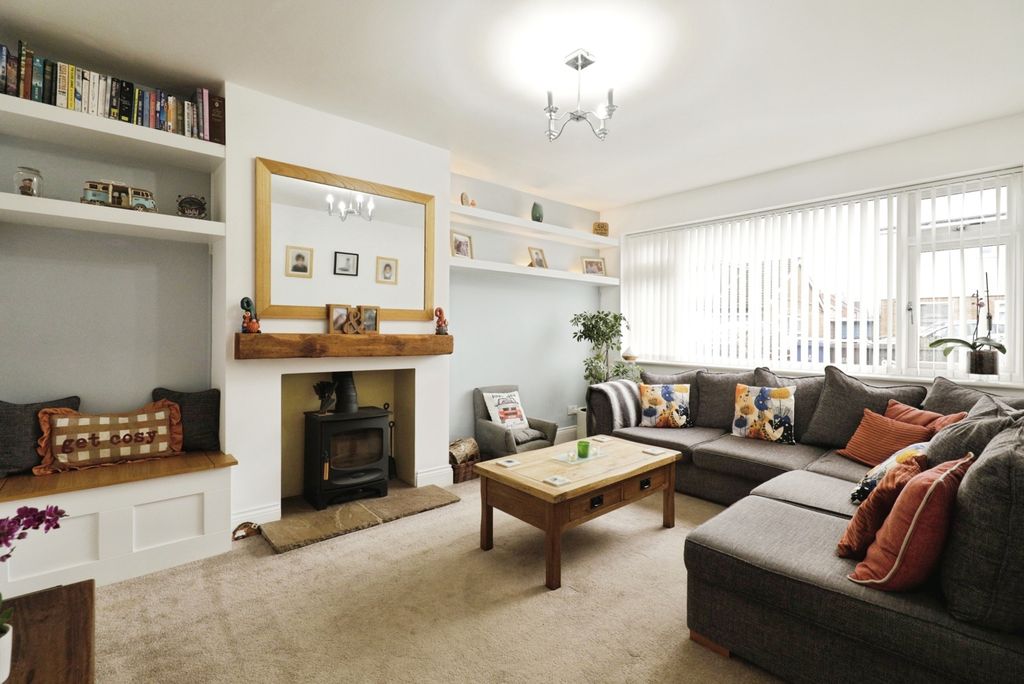 Property photo 2 of 15 Living Room (1)