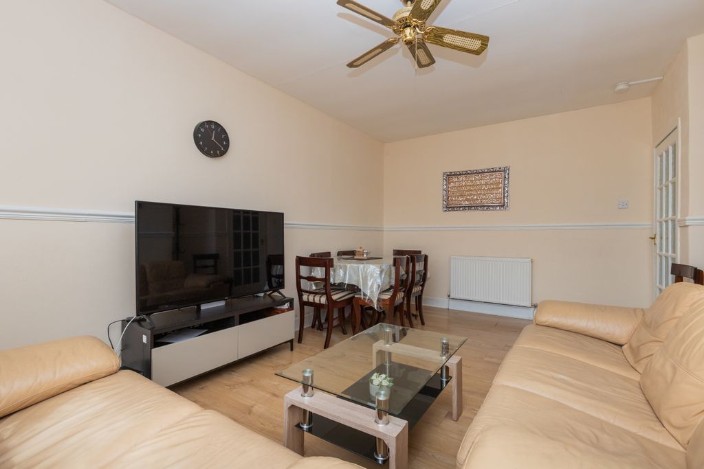 Property photo 3 of 18 Lounge