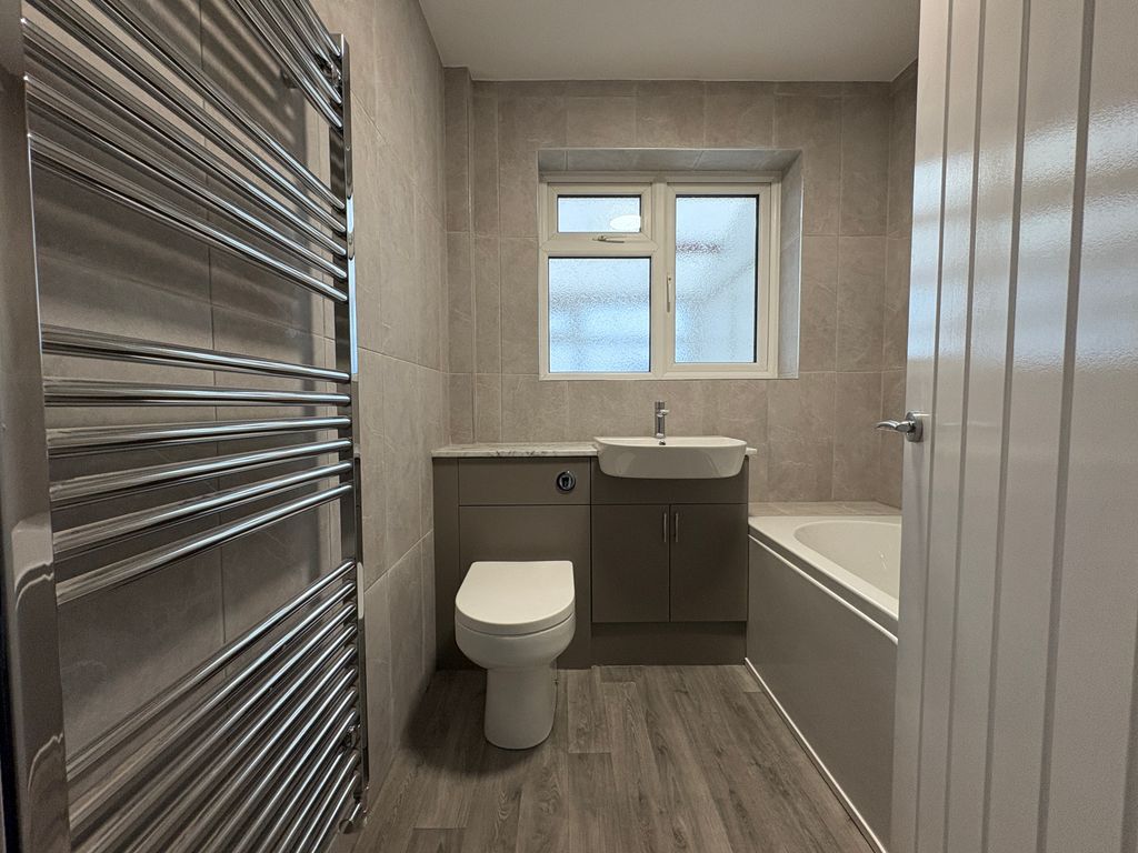 Property photo 2 of 11 Bathroom