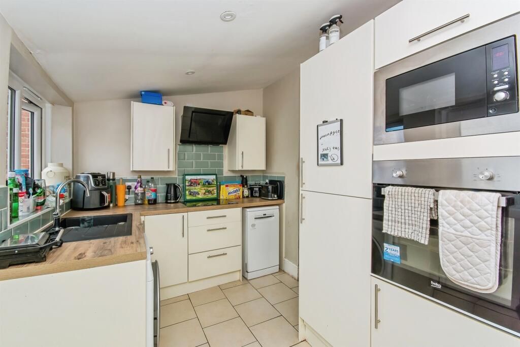 Property photo 3 of 6 Kitchen