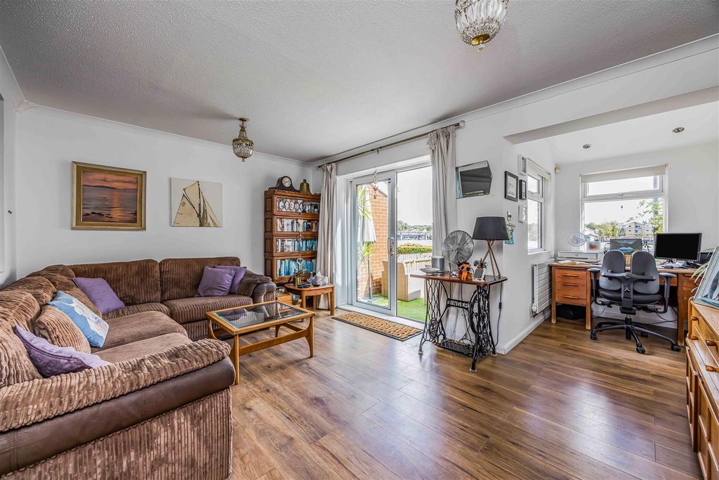 Property photo 3 of 15 5 Collier Close, Southampton-Small-Porticomarketin