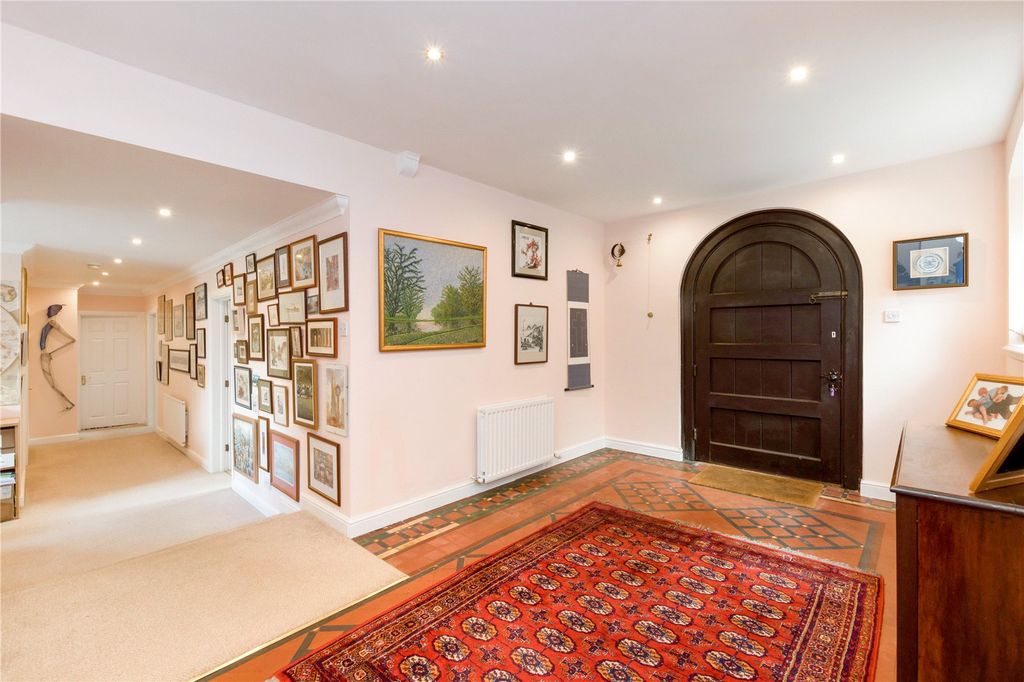 Property photo 3 of 14 Hallway