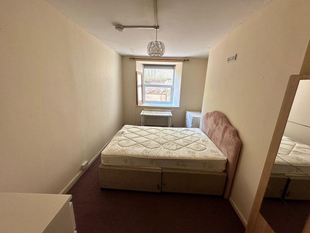 Property photo 2 of 17 A Cozy And Inviting Double Bedroom Featuring Good ...