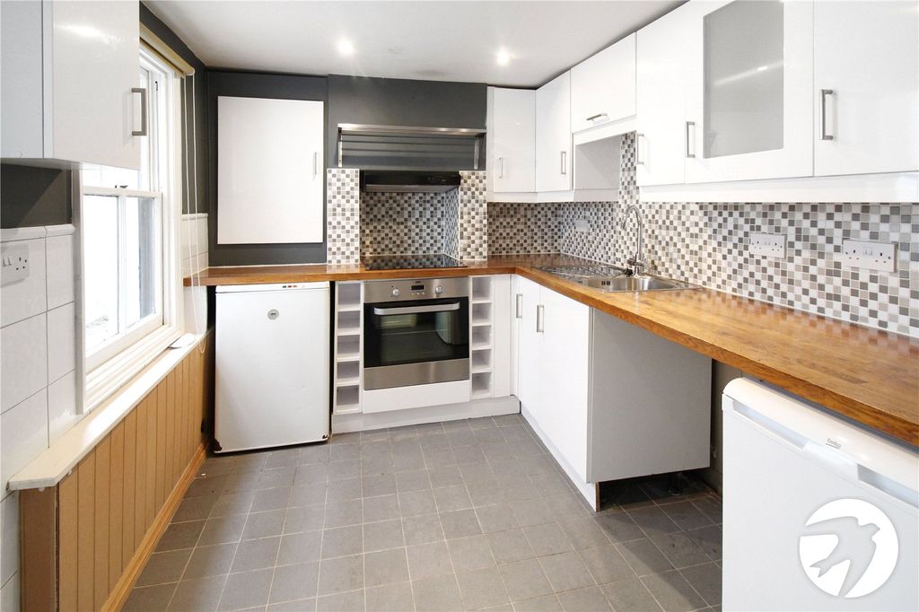 Property photo 2 of 9 Kitchen