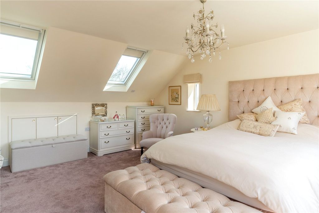 Property photo 3 of 16 Main Bedroom