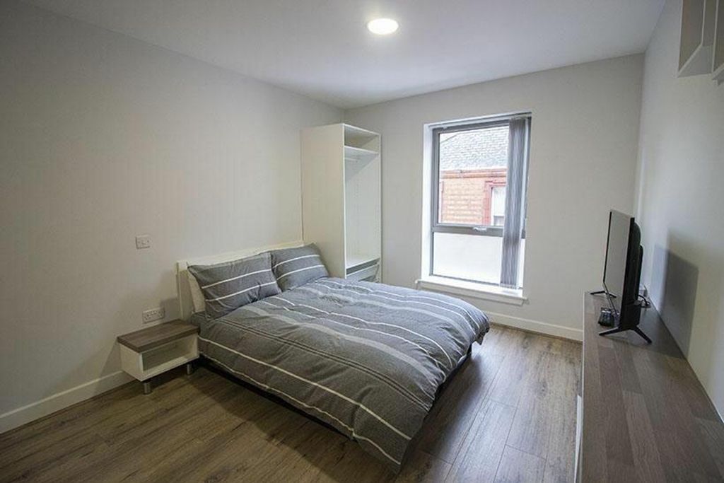 Property photo 1 of 5 This Inviting Double Bedroom Features A Cozy Layou...