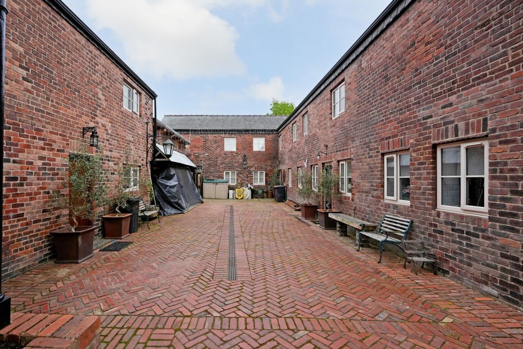 Property photo 3 of 65 Courtyard