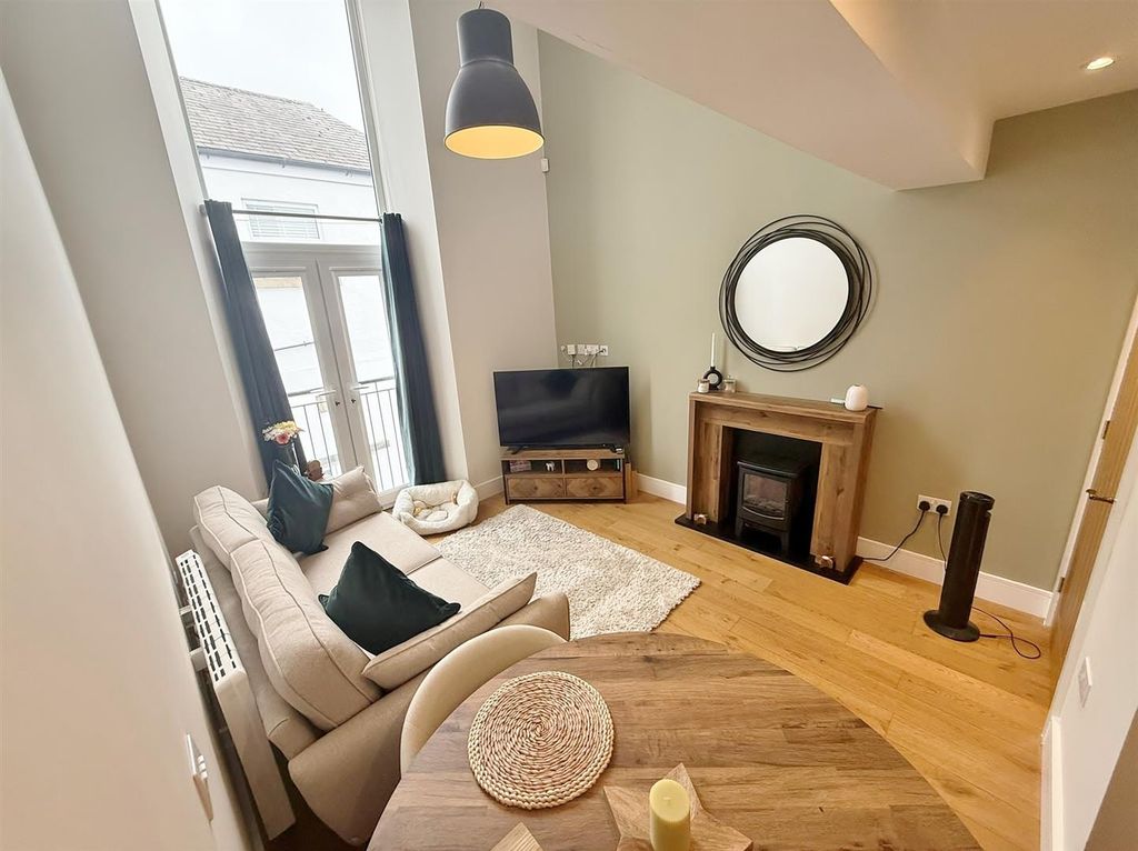 Property photo 3 of 11 Lounge