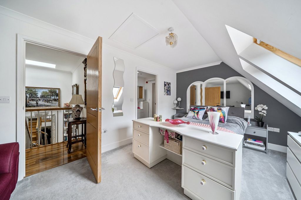 Property photo 2 of 29 Bedroom 1