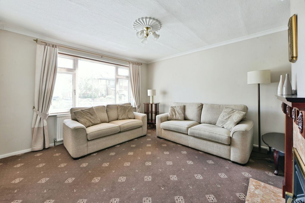 Property photo 3 of 17 Lounge