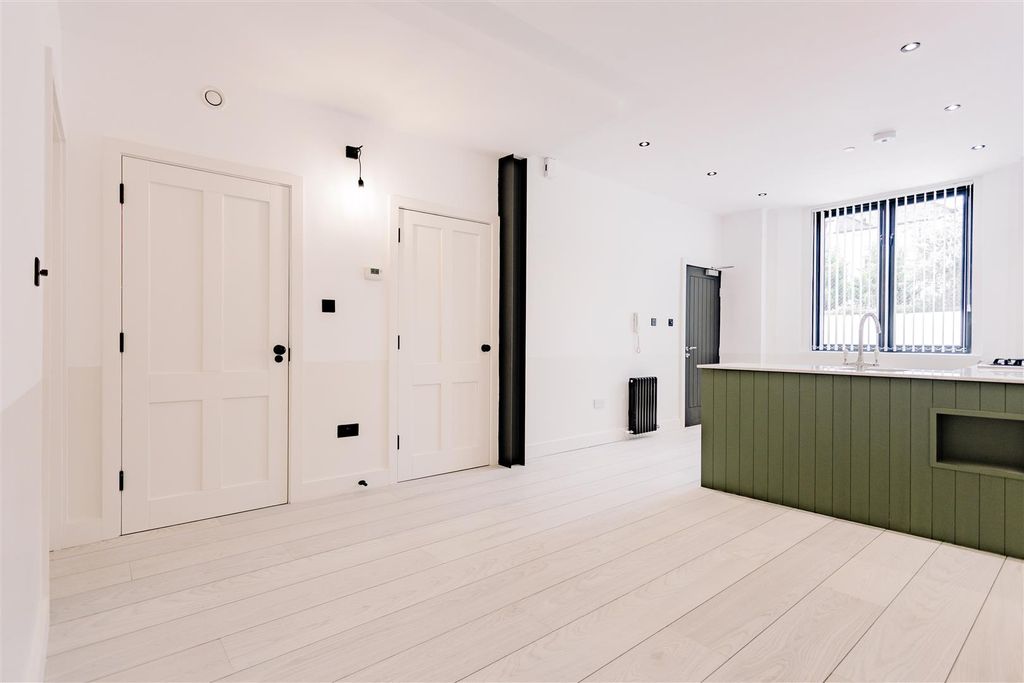 Property photo 3 of 14 Mb_Number 19_Fonthill Mews_14.Jpg