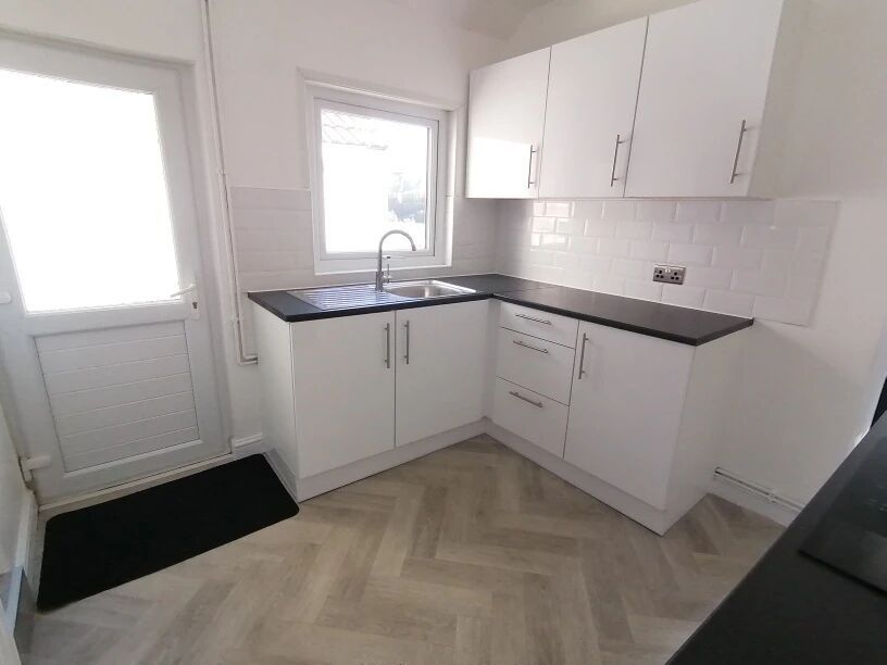 Property photo 3 of 10 Kitchen