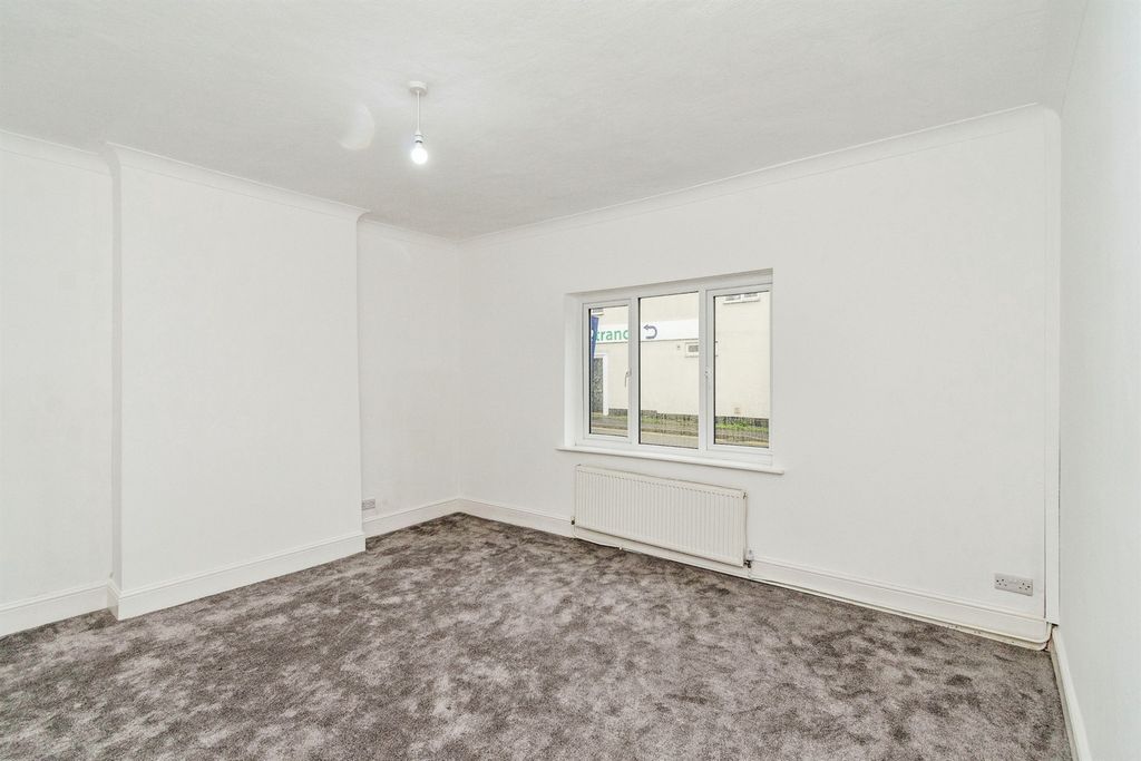 Property photo 3 of 16 Living Room