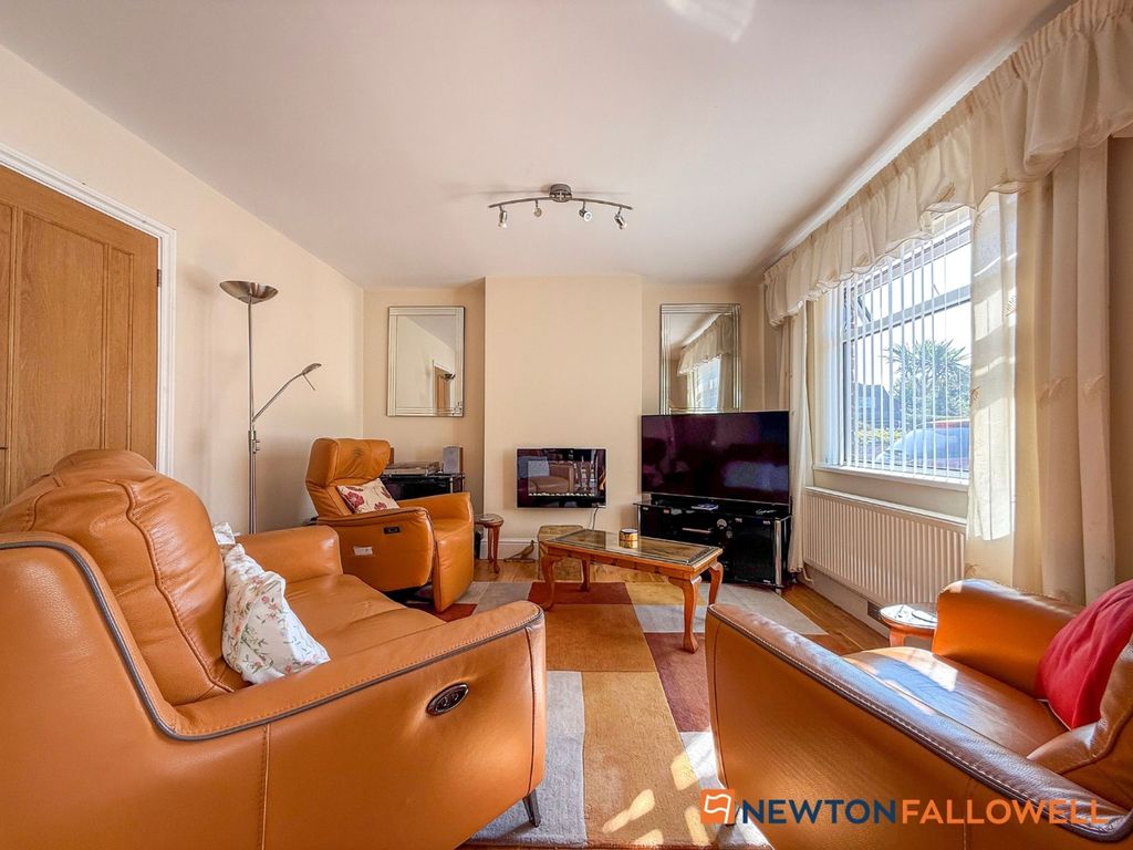 Property photo 2 of 18 Lounge 1