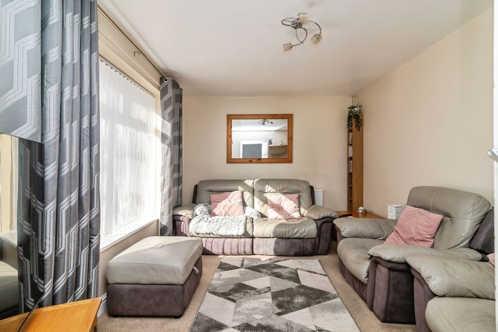 Property photo 3 of 14 Lounge