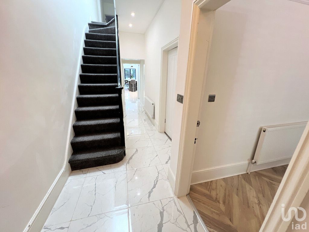 Property photo 2 of 32