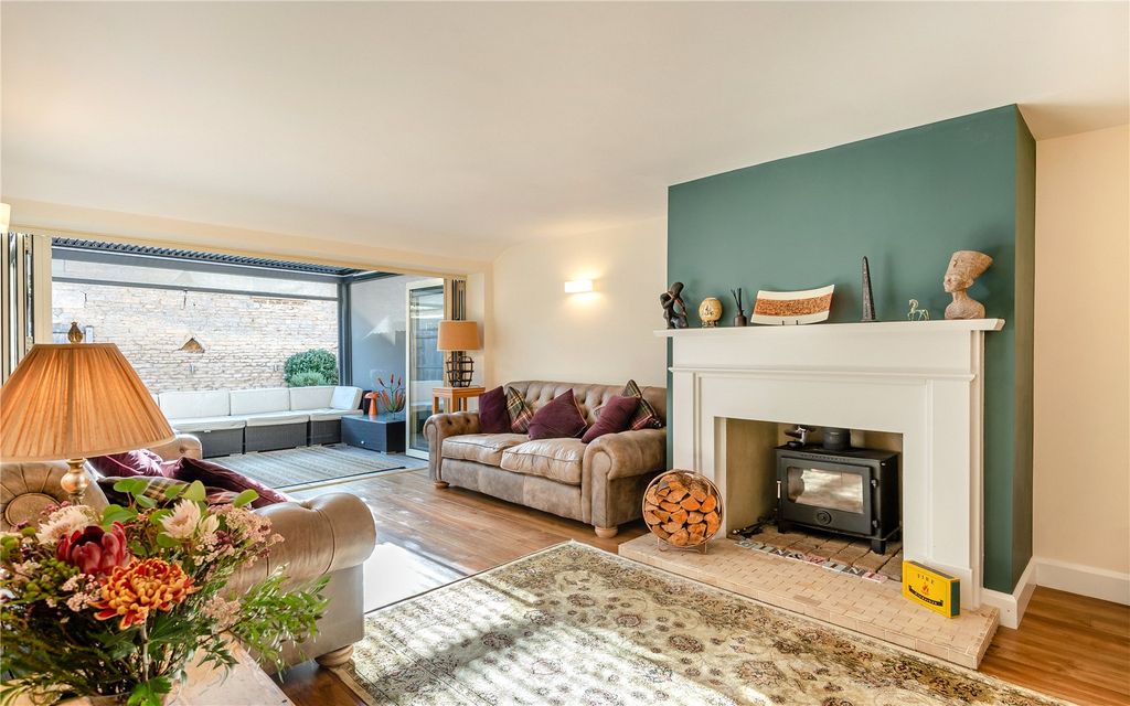 Property photo 2 of 21 Sitting Room